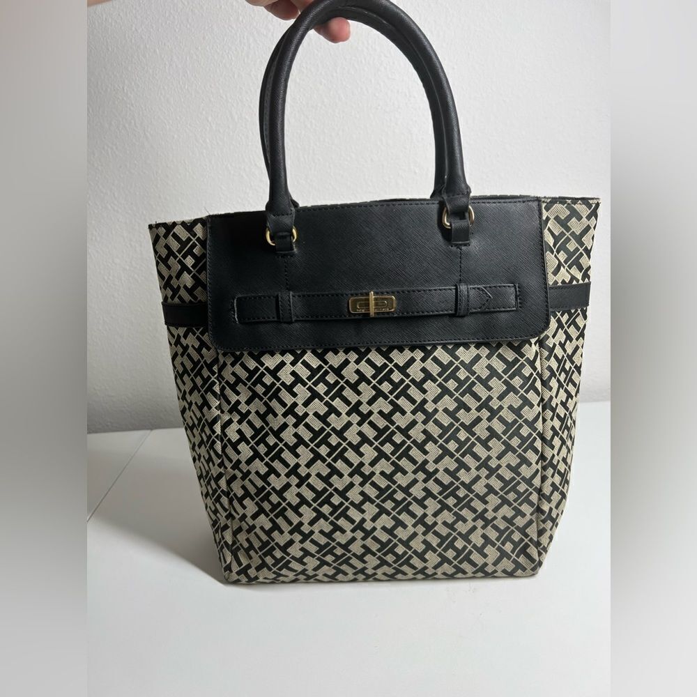 Tommy Hilfiger Black and Tan TH Logo Shoulder Bag/Purse